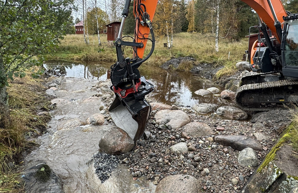 En grävskopa vid en bäck