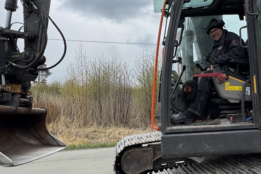 Medarbetare som sitter i en grävare